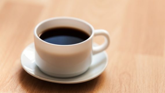 minum kopi hitam (kafein)