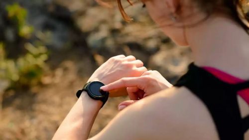 Smartwatch pada Rekomendasi Perlengkapan Olahraga Lari