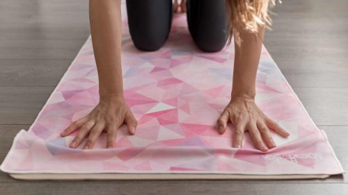Yoga Towel pada pada beberapa Peralatan Yoga untuk Senam di Rumah / Studio